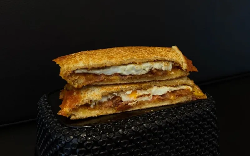 Sajtos-baconös-tojásos Toast