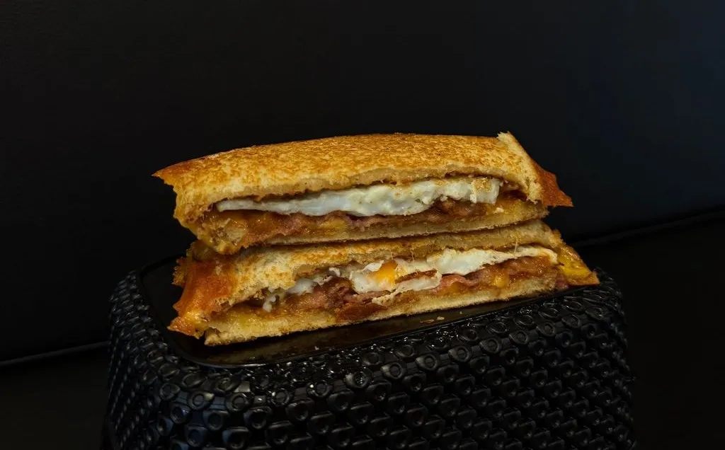 Sajtos-baconös-tojásos Toast